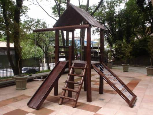 Playground de madeira.