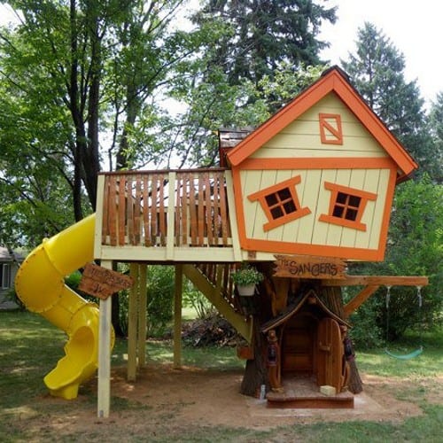 Playground com casinha.