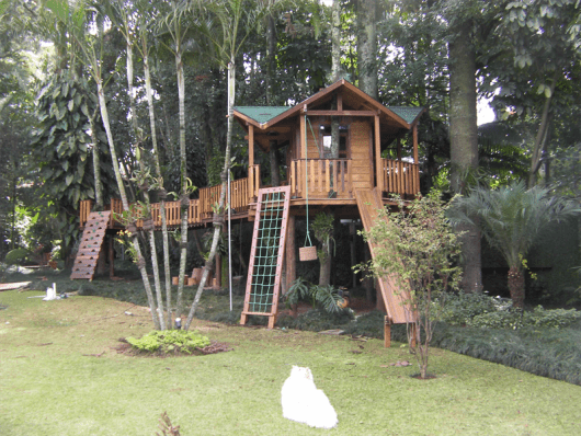 Playground grande de madeira.