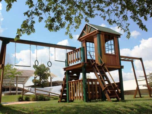 Playground elaborado de madeira.