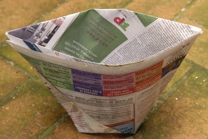 Saquinho de lixo feito com jornal.