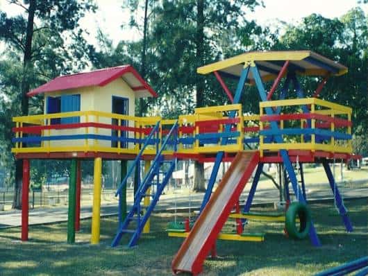Playground de Madeira colorido.