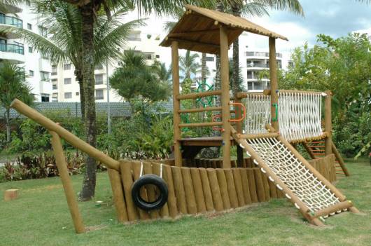 Playground em formato de barco.