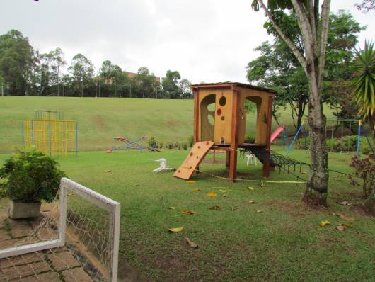 Playground simples de madeira.