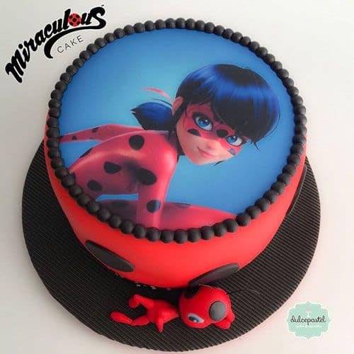 Imagem da Ladybug no topo de bolo vermelho.