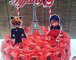 Bolo todo decorado com glacê vermelho e imagens da Ladybug, Cat Noir e Torre Eiffel em cima.