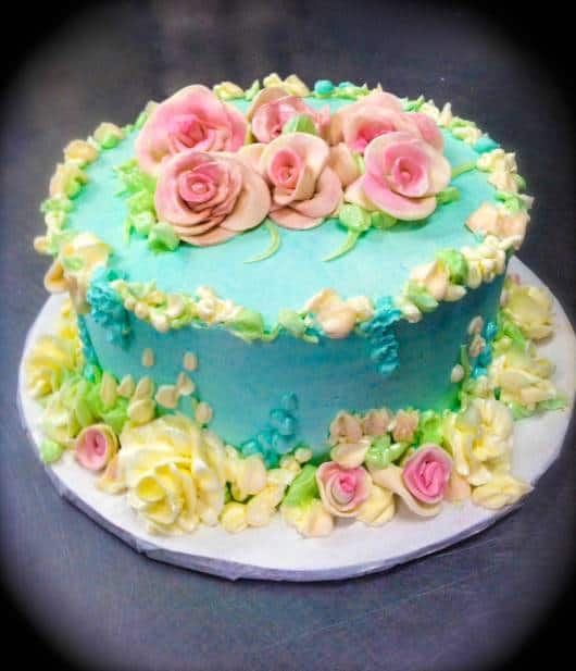 bolo festa azul e rosa com flores amarelas
