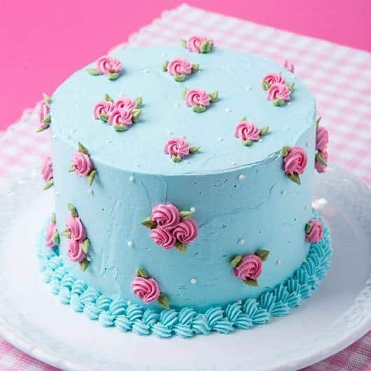 bolo festa azul e rosa com rosas pequenas