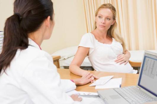 médica tratando paciente grávida com candidíase na gravidez
