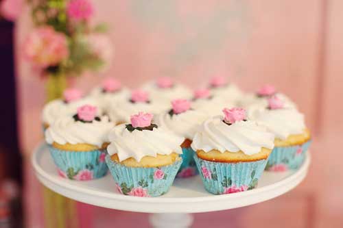 cupcake decorado para festa azul e rosaa