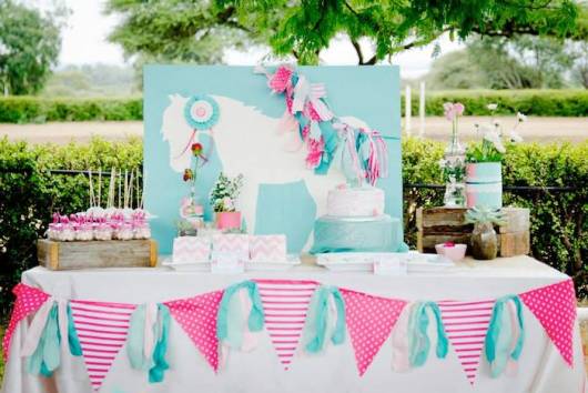 ideia de mesa de festa azul e rosa