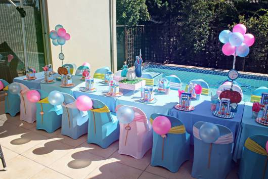 mesa para convidados de festa azul e rosa