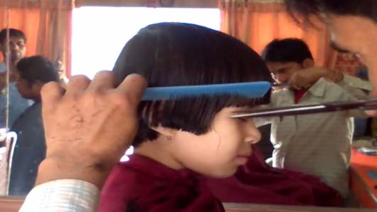 bebê cortando cabelo em salão