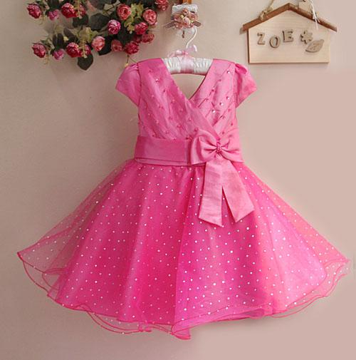 Modelo de vestido rosa de mangas curtas decote V, estilo godê.