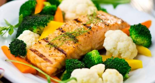 Exemplo de prato saudável para gravidez de gêmeos com peixe, brócolis e outros legumes