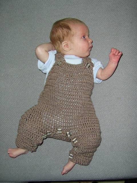 macacão de crochê para bebê com pontos largos