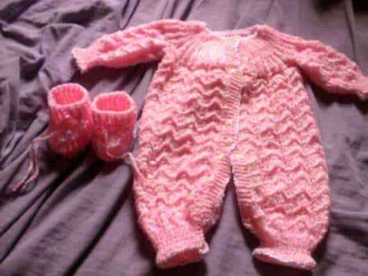 macacão de crochê para bebê rosa com manga longa