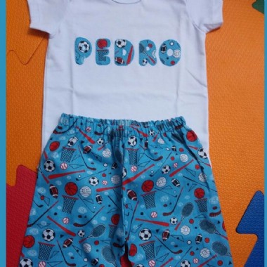 Pijama com o nome da criança estampado na camiseta.