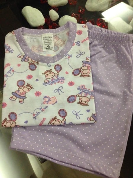Pijama com estampa de hipopótamo.