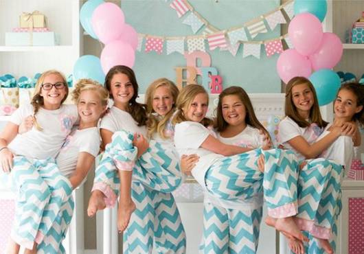 Festa do pijama com todas as meninas vestidas iguais.