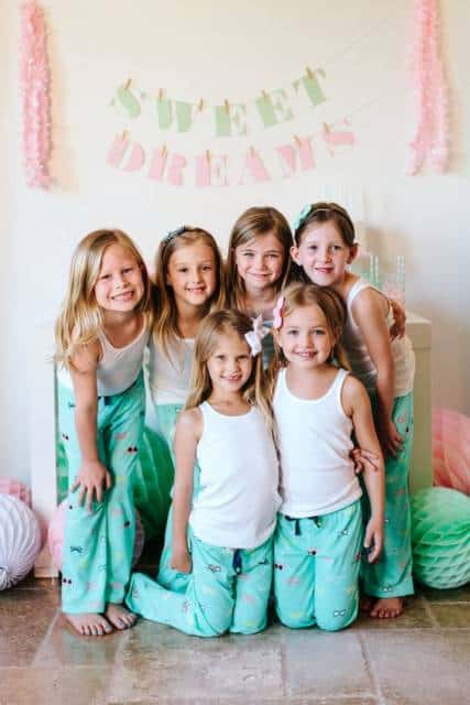 Meninas vestindo pijama verde e branco.