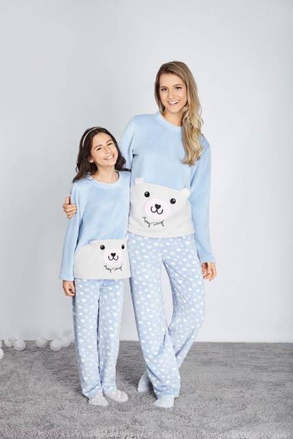 Mãe e filha vestindo pijamas iguais.