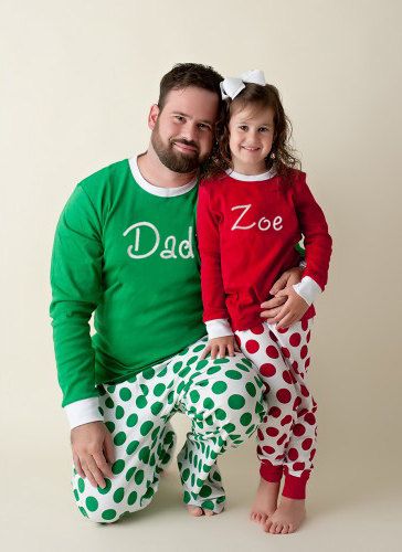 Pai e filha vestindo pijamas com estampa do nome.