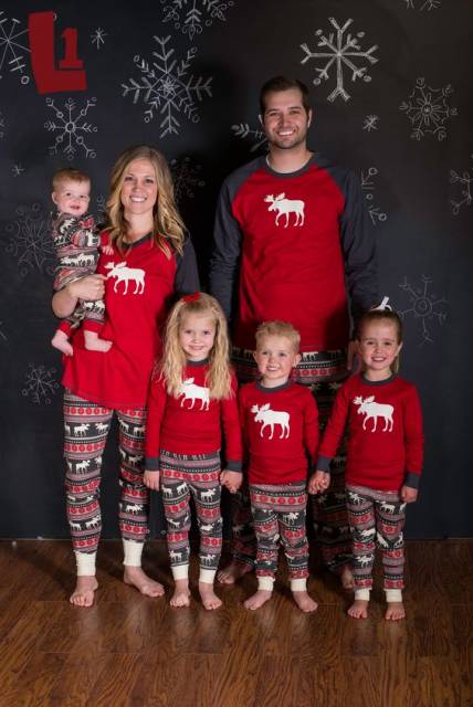 Família vestindo o mesmo estilo de pijama.