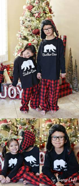 Irmãos com pijamas personalizados.