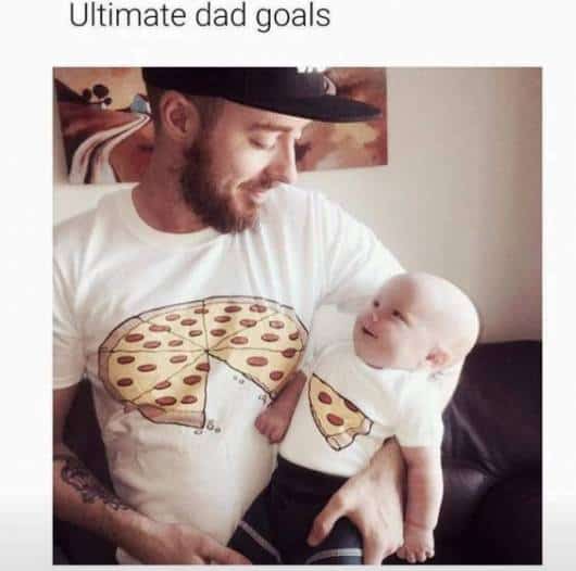 Pai e filho com estampa de pizza.