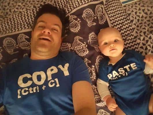 Pai e filho usando pijamas com a frase: "Ctrl+C e Ctrl+V"