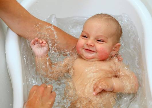 cuidados com o banho do bebe e shampoo infantil