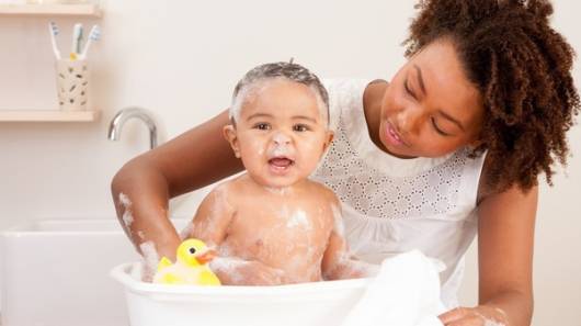 como dar banho em bebe com shampoo infantil