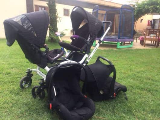 carrinho de bebê para gêmeos que protege de chuva