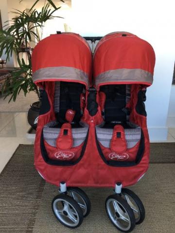 carrinho de bebê para gêmeos com proteção de chuva