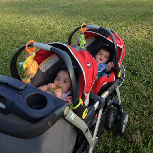 carrinho de bebê para gêmeos vermelho e cinza