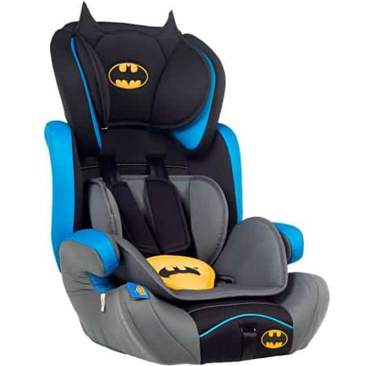 Cadeirinha de carro para bebê do Batman.