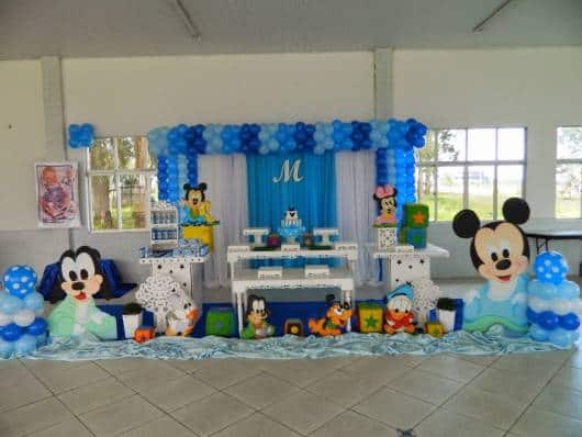 Festa do Mickey Baby decorada em branco e azul.