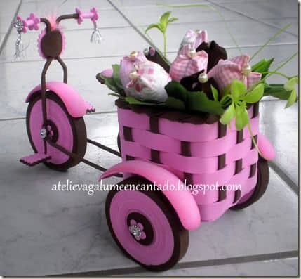 Bicicleta com cestinho de flores.