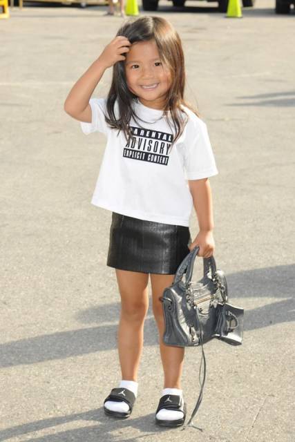 look infantil feminino com mini saia e camiseta