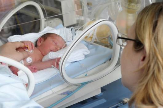 Bebê na incubadora.