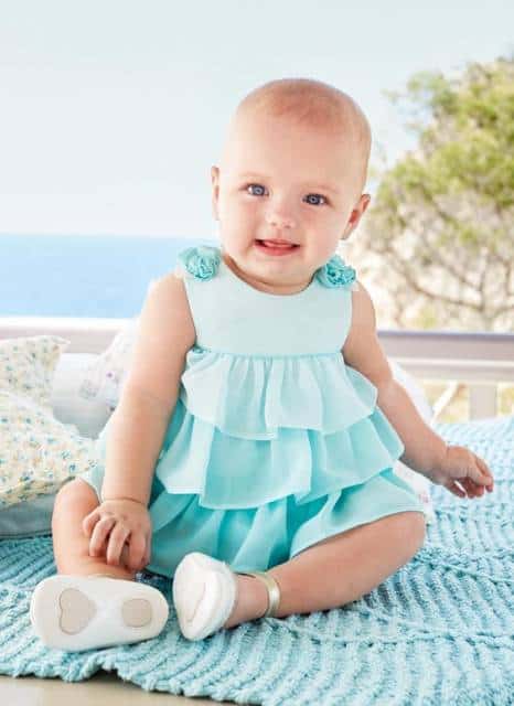 Bebê com vestido azul.