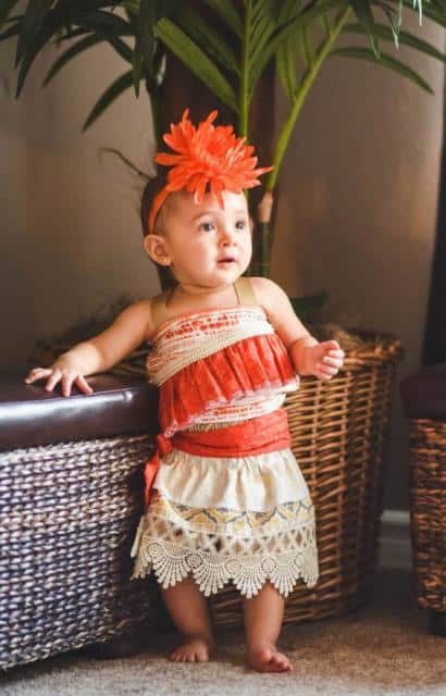 Fantasia Moana baby com tiara de flor laranja