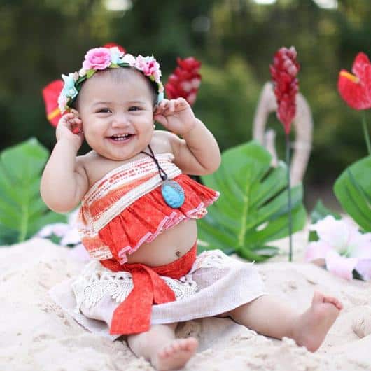Fantasia Moana baby com tiara de flores