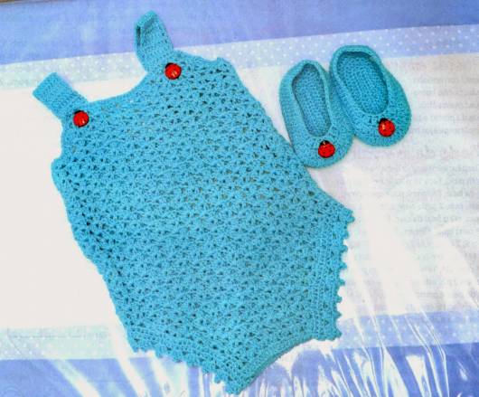 Body Infantil de crochê azul com sapatinho