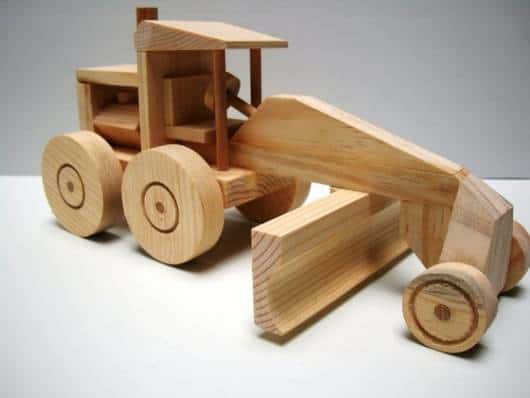 Brinquedos Antigos de madeira trator
