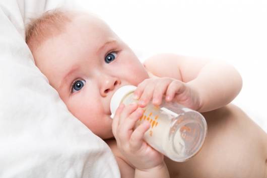 Desmame bebê tomando leite de vaca na mamadeira