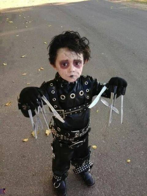 Criança vestida de Edward Mãos de Tesoura.