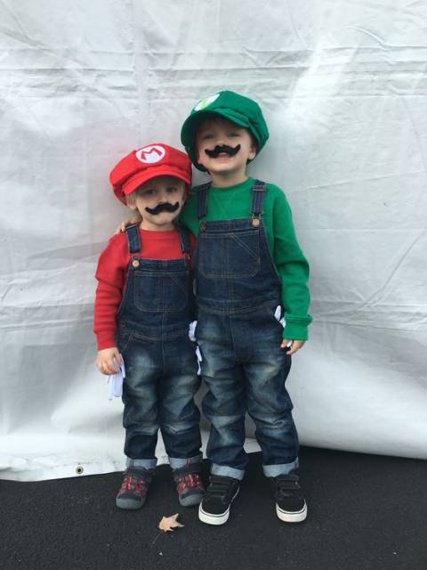 Dois meninos fantasiados de Mario.