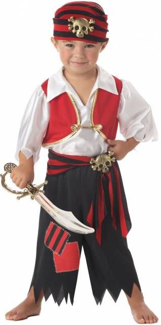 menino com espada vestido de pirata.